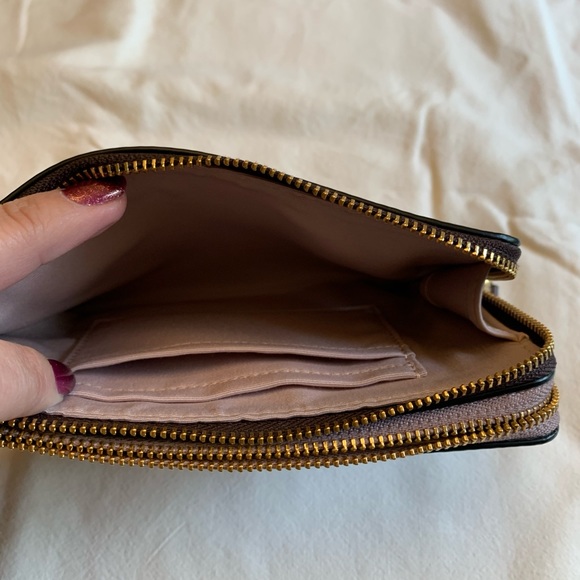 GUC Coach brand wristlet - Picture 4 of 6